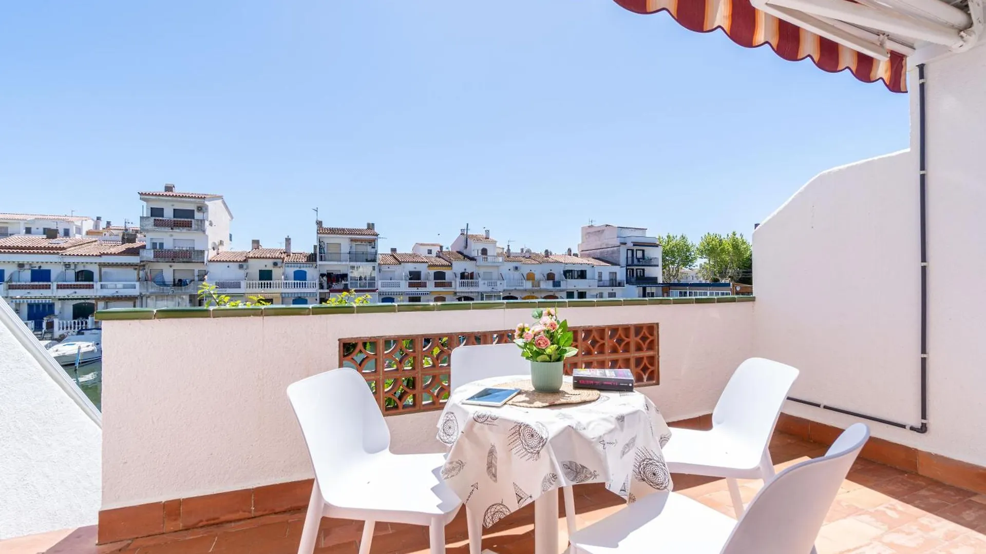 Villa Basic Comfort Casa Al Canal Porto Fino 0153 Empuriabrava Spain