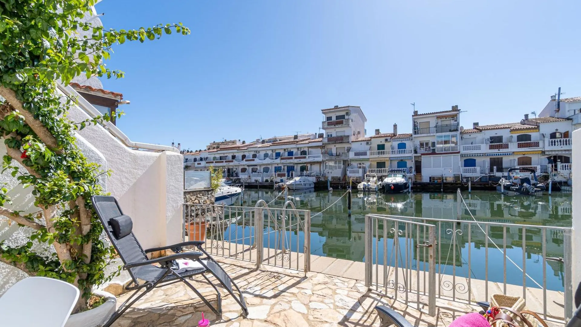 Villa Basic Comfort Casa Al Canal Porto Fino 0153 Empuriabrava